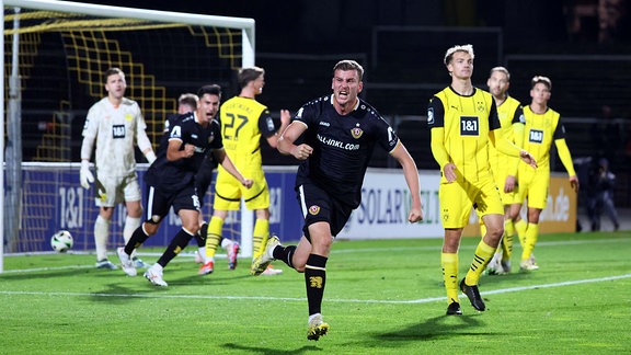 Tor für Dynamo Dresden. Christoph Daferner ( 33, Dresden) trifft zum 1:1 Ausgleich und jubelt mit den Teamkollegen.