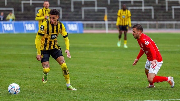 Justin Njinmah (Borussia Dortmund II), 11 gegen Nico Hug (Hallescher FC), 22