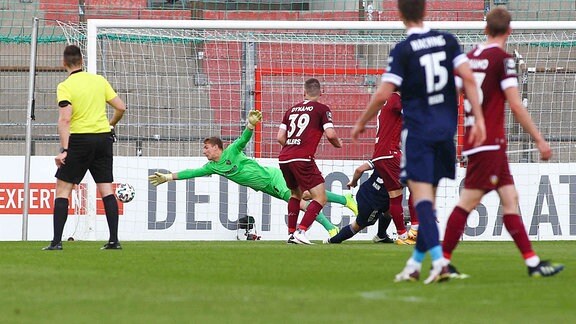 Stephan Hain SpVgg Unterhaching, macht das Tor zum 1:0, Torhueter Kevin Broll SG Dynamo Dresden kann das Tor nicht verhindern.