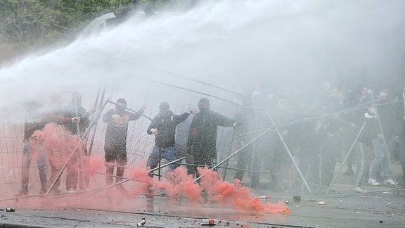 Fans randalieren auf der Lennestrasse in Dresden , die Polizei setzt Wasserwerfer ein