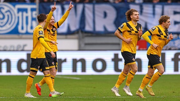 Paul Will (Dynamo Dresden) freut sich mit seiner Mannschaft.
