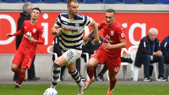 Sebastian Mai ,MSV Duisburg klärt vor Dominik Steczyk, Hallescher FC