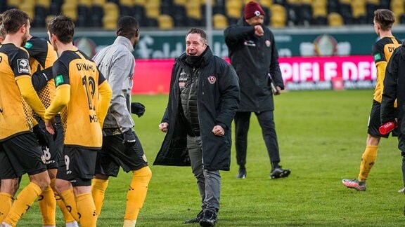 Dresdens Cheftrainer Markus Kauczinski jubelt nach dem Abpfiff.