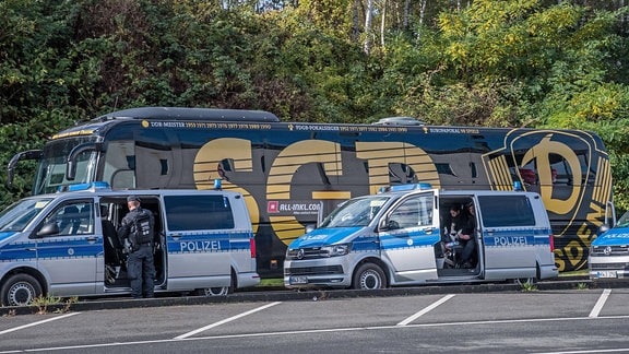 Der Mannschaftsbus von Dynamo steht hinter Polizeifahrzeugen
