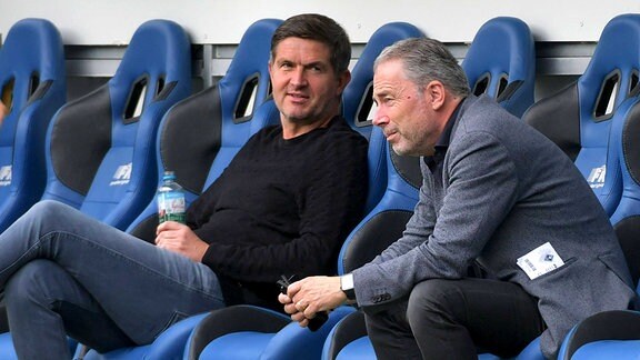 Geschäftsführer Ralf Becker (li.) und Jürgen Wehlend sitzen auf der Trainerbank
