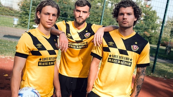 Drei Spieler tragen das Spezial-Trikot von Dynamo Dresden.