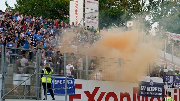 Dynamo-Fans warfen Pyrotechnik zu dem Meppen-Anhängern.