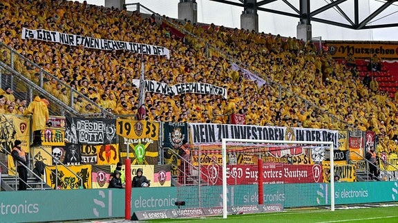 Dresdner Fans zeigen Anti-DFL-Banner