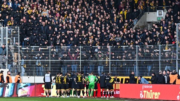 Die enttäuschte Mannschaft von Dynamo Dresden vor dem Fanblock