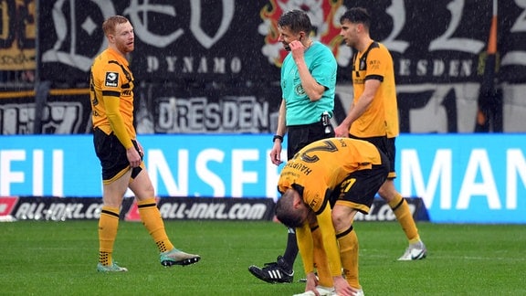 Paul Will und Niklas Hauptmann (SG Dynamo Dresden) nach dem Abpfiff, frustriert.