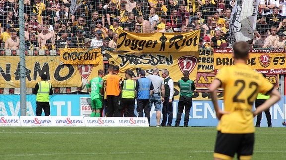 Eine Spielverzögerung da Dynamo Fans mit ihren Bannern die Fluchtwege versperren.