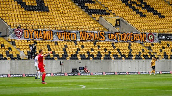 Dresdens Fans haben ein Transparent im Stadion gespannt: Dynamo wird niemals untergehen.