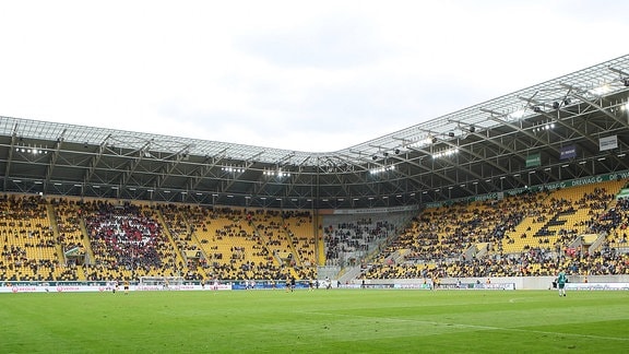 Zuschauer mit Abstand und Maske im Stadion in Dresden