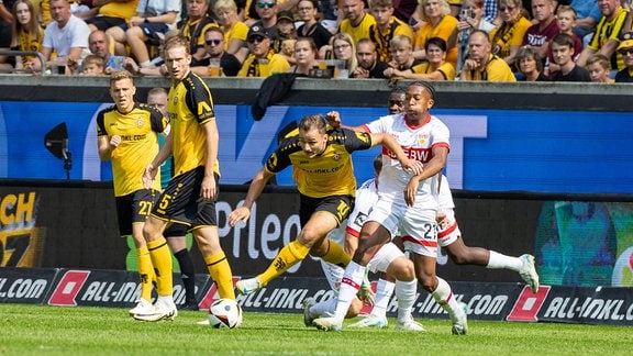 Jakob Lemmer, Dynamo Dresden, und Christopher Oliver, VfB Stuttgart