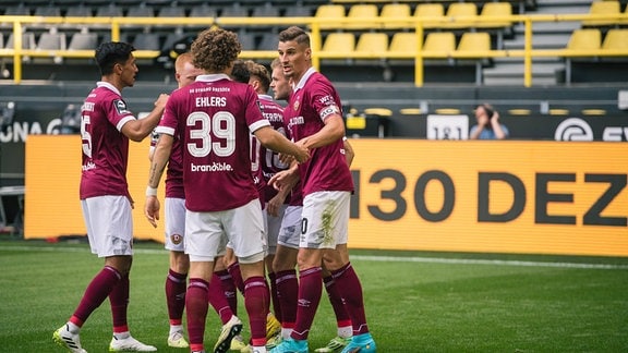 Dresdens Stefan Kutschke r. jubelt mit seinen Teamkollegen nach dem Tor zum 0:1 Borussia Dortmund II - SG Dynamo Dresden Fußball 3. Liga Saison 2023/2024.