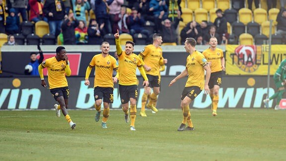 Dresdens Ahmet Arslan jubelt nach seinem Tor zum 3:0 SG Dynamo Dresden - Hallescher FC
