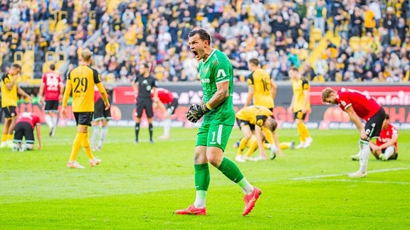 v.l. Tim Stanislav Schreiber (Dynamo Dresden) hält den letzten Ball