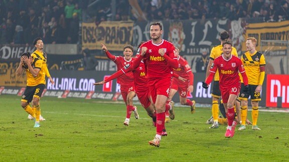 Jubel nach dem 1:0 Siegtreffer durch Florian Ballas SSV Jahn Regensburg
