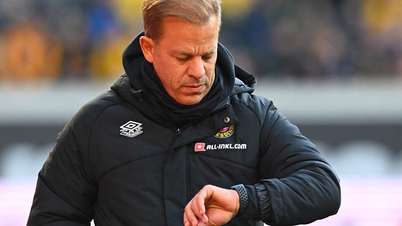 Trainer Markus Anfang (Dresden) schaut auf die Uhr.