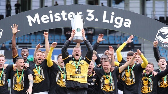 Dynamo Dresden: Meister der 3. Liga - Sebastian Mai mit dem Pokal