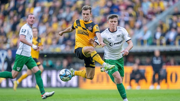 Dynamos Tom Zimmerschied gegen Münsters Jano ter Horst