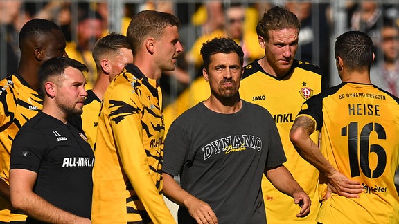 Trainer Thomas Stamm Dresden inmitten seiner Spieler nach dem Abpfiff