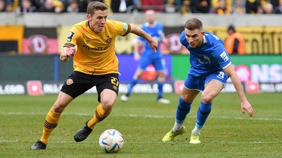 Niklas Hauptmann (SG Dynamo Dresden) li. und Max Dombrowka (SV Meppen 1912) re. SG Dynamo Dresden vs. SV Meppen 1912