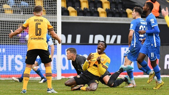 Christian Conteh (SG Dynamo Dresden) unten, total frustriert, Ahmet Arslan (SG Dynamo Dresden) li. und Morgan Fassbender (SV Meppen 1912) re.