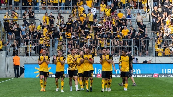 Die Mannschaft von SG Dynamo Dresden läuft nach dem Spiel zu den Fans.