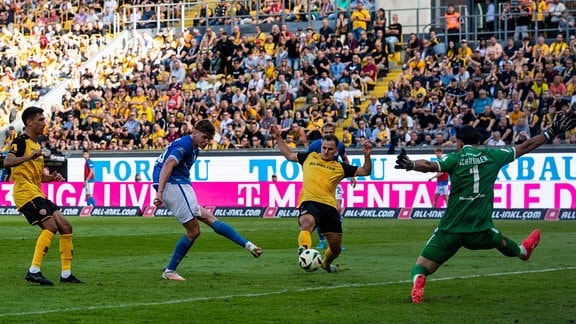 Ryan Don Naderi (FC Hansa Rostock, 2.v.li.) erzielt den Treffer zum 1:1. Dresden Rudolf-Harbig-Stadion