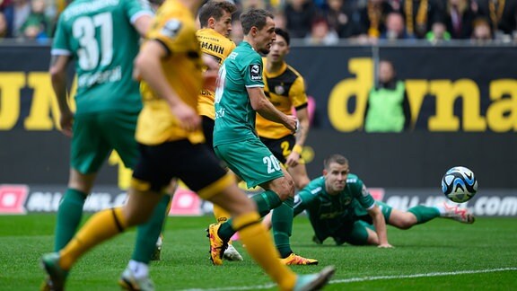 Dynamos Niklas Hauptmann (3.v.l.) erzielt das Tor zum 1:0.
