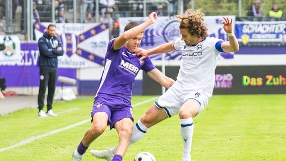 Maxim Burghardt (FC Erzgebirge Aue) und Mael Corboz (Arminia Bielefeld) im Zweikampf.