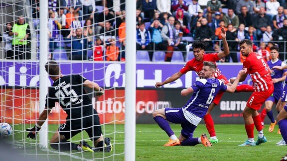 Tor für Zwickau, Johan Gomez 18, Zwickau trifft zum 0:1 gegen Torwart Philipp Klewin