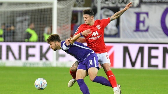 Tom Baumgart (FC Erzgebirge Aue) li. und Aaron Herzog (Hallescher FC) 