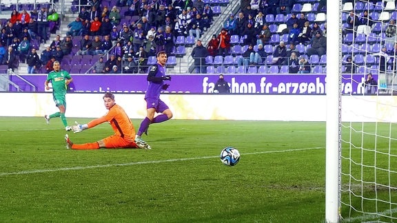 Boris Tashchy, Aue, überwindet Torhüter Vincent Müller, Duisburg, zum 1:0. 
