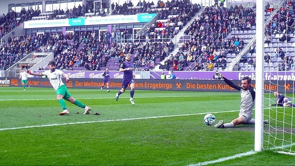 Malik Batmaz (Münster, links) überwindet Torhüter Martin Männel (Aue) zum 0:1.