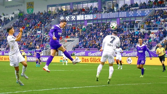 Marcel Bär (Aue) trifft per Kopf zum 1:0, rechts Calogero Rizzuto (Saarbrücken).