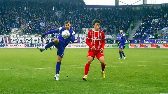 Schuss von Omar Sijaric (Aue) , rechts Ji-han Lee (Freiburg)