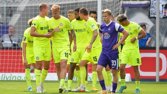 Mannschaft des SV Wehen Wiesbaden bejubelt das 2:0, Sam Schreck FC Erzgebirge Aue Mitte frustriert