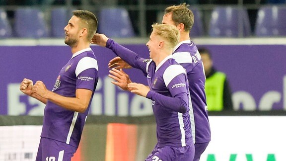 Dimitrij Nazarov FC Erzgebirge Aue 10 jubelt nach seinem 2:0-Treffer