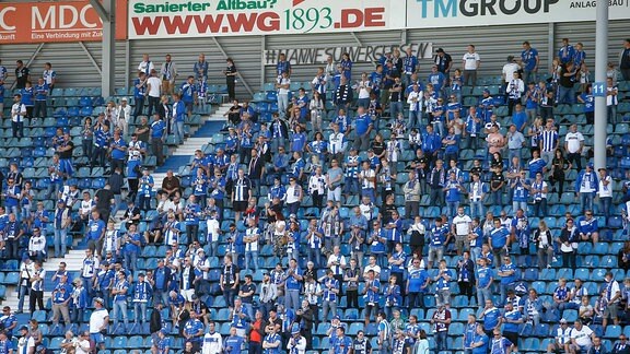1. FC Magdeburg: Tribüne und Fans