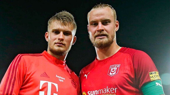 Sebastian Mai re.,Hallescher FC Halle mit seinem Bruder Lars Lukas Mai FC Bayern München II