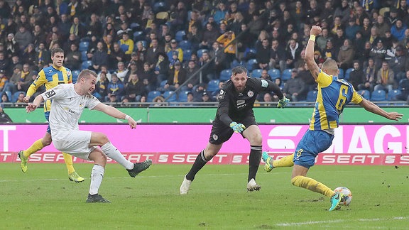  Julian Guenther-Schmidt FC Carl Zeiss Jena erzielt gegen Steffen Nkansah Eintracht Braunschweig und Jasmin Fejzic Eintracht Braunschweig das 0-1.