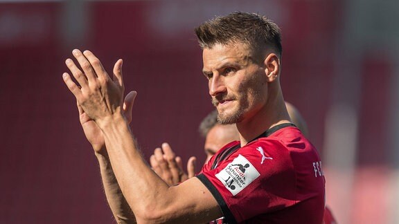 Stefan KUTSCHKE FC Ingolstadt, applaudiert den Fans.