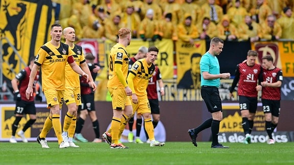 Dresdner Spieler nach dem Gegentor zum 1:0 enttäuscht schauend