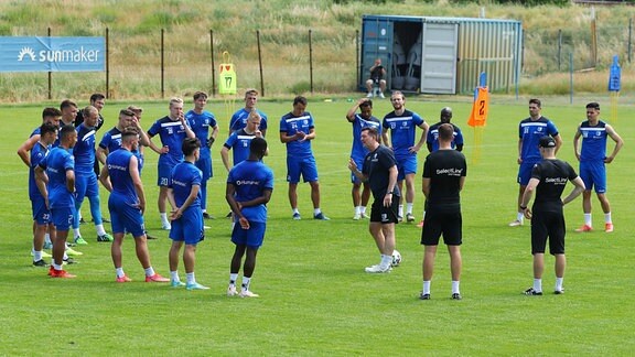 Cheftrainer Christian Titz und Mannschaft des FC Magdeburg