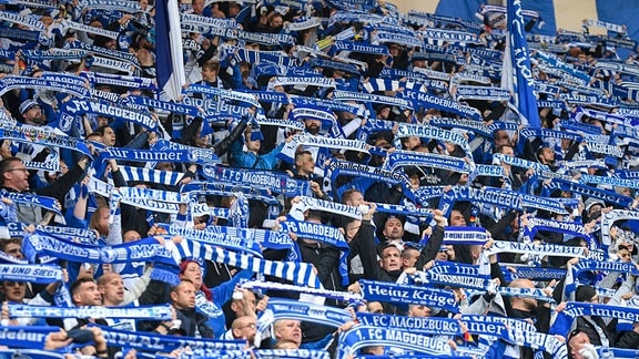 Magdeburger Fans zeigen ihre Schals