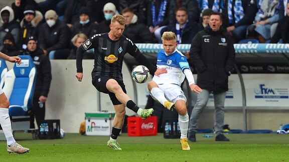 Dominik Martinovic SV Waldhof Mannheim gegen Andreas Müller