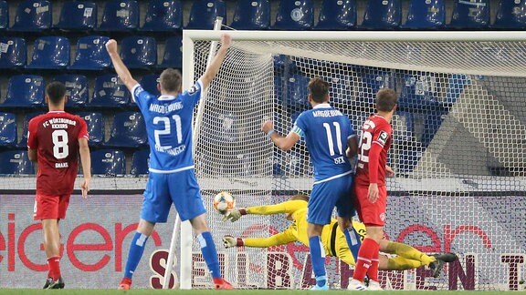 Christian Beck 1. FC Magdeburg erzielt das Tor zum 1:0.