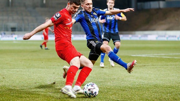 Mario Müller, 1.FC Saarbrücken, im Zweikampf mit Jozo Stanic, FSV Zwickau.